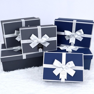 ภาพหน้าปกสินค้าHappyLife Gift Box กล่องของขวัญ กล่องของชำร่วย กล่องกระดาษอย่างแข็ง กล่องดอกไม้ กล่องตุ๊กตา รุ่น C61301-101T ซึ่งคุณอาจชอบราคาและรีวิวของสินค้านี้
