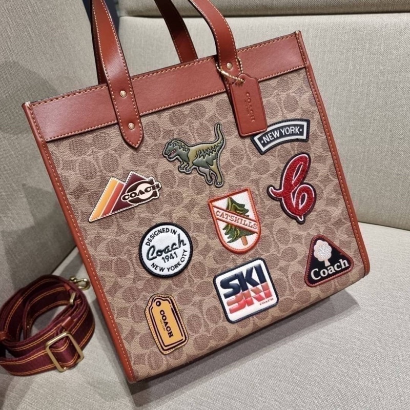 coach-c6846-field-tote-in-signature-canvas-with-patches