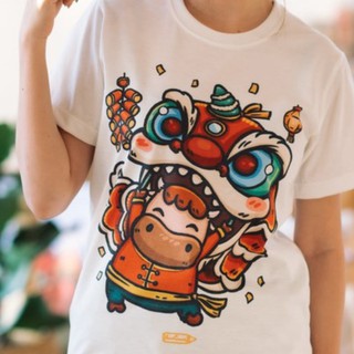 " Year of the OX " เสื้อยืดลายปีฉลู ลายพี่วัวเชิดสิงโต ดีไซน์สุดพิเศษ by LineCense (สีออฟไวท์)