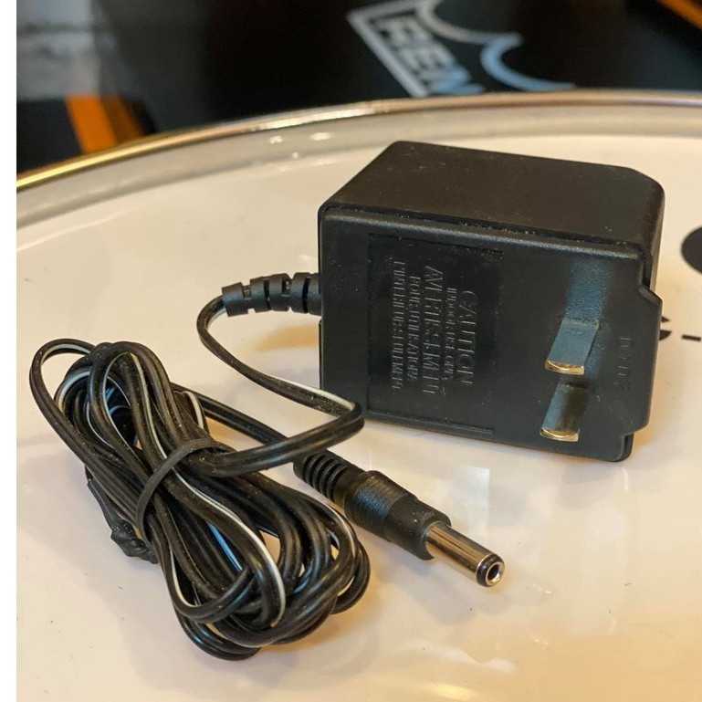 ภาพหน้าปกสินค้าAdapter 9V อแดปเตอร์ มี 2 แบบ 1 หัวและ 2 หัว ที่ใช้กับอุปกรณ์เครื่องดนตรี เอฟเฟค หรืออื่นๆได้ ใช้เป็นอะไหล่สำรอง พกพาได้