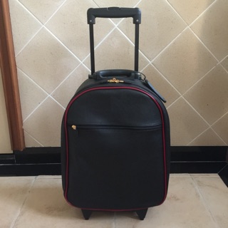 กระเป๋า กระเป๋าเดินทาง ล้อลาก จาก CENTRAL ของแท้ สีดำ ขนาดกำลังดี มีล้อ  จุของเยอะ มีช่องซิป แบ่งสัดส่วน ใบใหม่ มือ 1