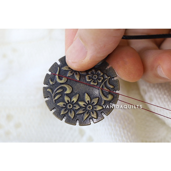 ใบมีดตัดด้ายโลหะ-ลายดอกไม้สีทองเหลืองรมดำ-metal-thread-cutter-pendant-รหัส-cutter0001