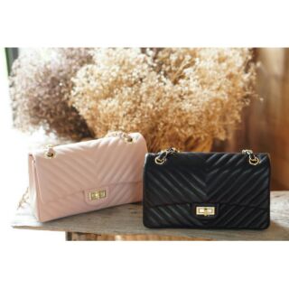 เช็คสินค้าก่อนสั่ง Chanel Chevron classic flap bag
คลาสสิคมายาวนาน