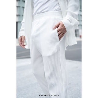 ภาพหน้าปกสินค้าKhunkris.Styler - Pleated pants - white กางเกงขายาว พลีท คาร์โก้ สีขาว ที่เกี่ยวข้อง