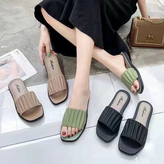 ภาพหน้าปกสินค้ารองเท้าแบบสวม（บวกเพิ่ม 1 ไซส์） เกาหลี ใส่สบาย วัสดุงานพอลิเมอร์ มี4 สี ด้วยกัน สุดฮิต ผู้หญิง ที่เกี่ยวข้อง