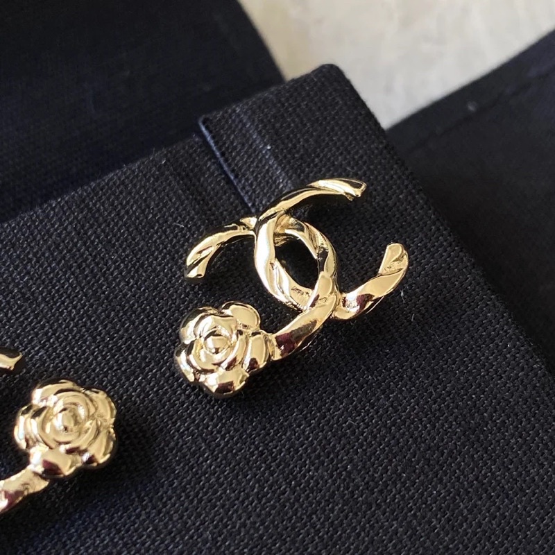 17900-chanel2hand99-chanel-22a-camellia-gold-cc-logo-stud-earrings-ต่างหู-earring