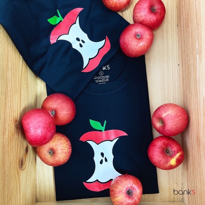 bank-s-apple-t-shirt-in-black-เสื้อยืดลายแอ๊ปเปิ้ล-เสื้อยืดคุณภาพดี-เสื้อคอกลม