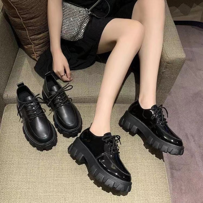 ภาพหน้าปกสินค้าสุภาพสตรีรองเท้าหนังขนาดเล็กสีดำสบาย ๆ ผูกเชือกสไตล์อังกฤษย้อนยุครองเท้าแพลตฟอร์ม จากร้าน syjynbu083 บน Shopee