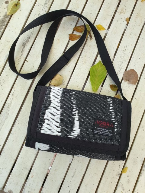 agora-cross-bag-กระเป๋าเสื่อสะพายข้าง-จากพลาสติกรีไซเคิล