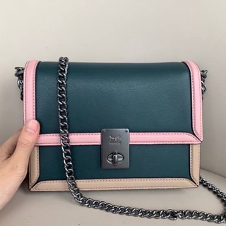 (ผ่อน0%) กระเป๋าสะพายข้าง COACH 89070 Hutton Shoulder Bag In Colorblock สะพายไหล่ได้ งานshop หนังแท้ สีเขียว สายโซ่