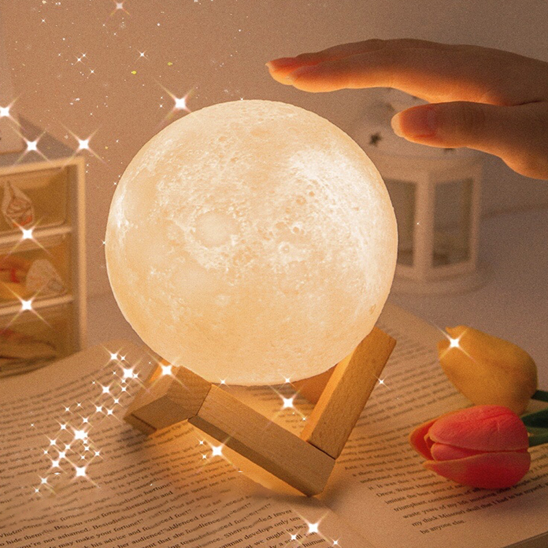 ภาพหน้าปกสินค้าBlogger โคมไฟตั้งโต๊ะ LED รูปดวงจันทร์ สําหรับตกแต่งห้องนอน