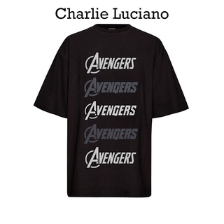 Charlie Luciano เสื้อยืดแขนสั้น ทรงหลวม พิมพ์ลายโลโก้ Marvel สไตล์อเมริกัน