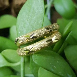 ภาพหน้าปกสินค้าแหวนทองเหลืองแท้ ขนาด2สลึง กว้าง4มิล ไซส์5-11 สวยเหมือนทองจริง โปรดอ่านรายละเอียดก่อนสั่งซื้อ ซึ่งคุณอาจชอบสินค้านี้