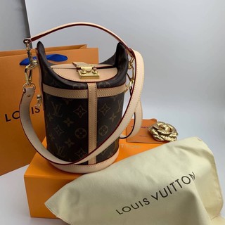 กระเป๋าสะพายข้าง Louis Vuitton