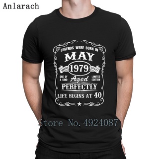 คอลูกเรือเสื้อยืดคอกลม[พร้อมส่ง] เสื้อยืดผ้าฝ้าย พิมพ์ลาย born In May 1979 Life Begins 4 1979 the Brith แฟชั่นฤดูร้อน สํ