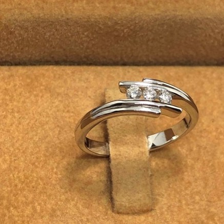 แหวนทองคำแท้ฝังเพชร-3-เม็ดสวยๆ