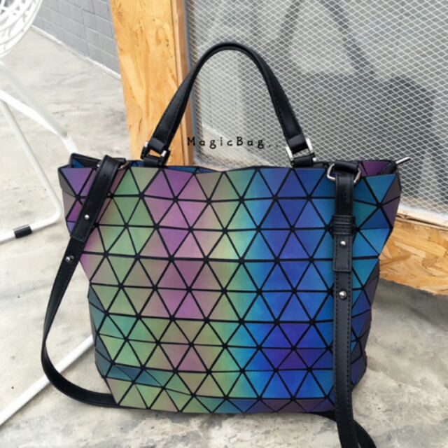 baobao-issey-miyake-รุ่น-crystal-หนังด้านสีรุ้ง