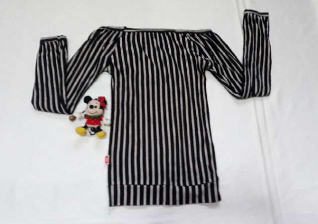 ใส่โค้ชลด-10-เสื้อผู้หญิงปาดไหล่ลายสีดำขาวแขนยาว