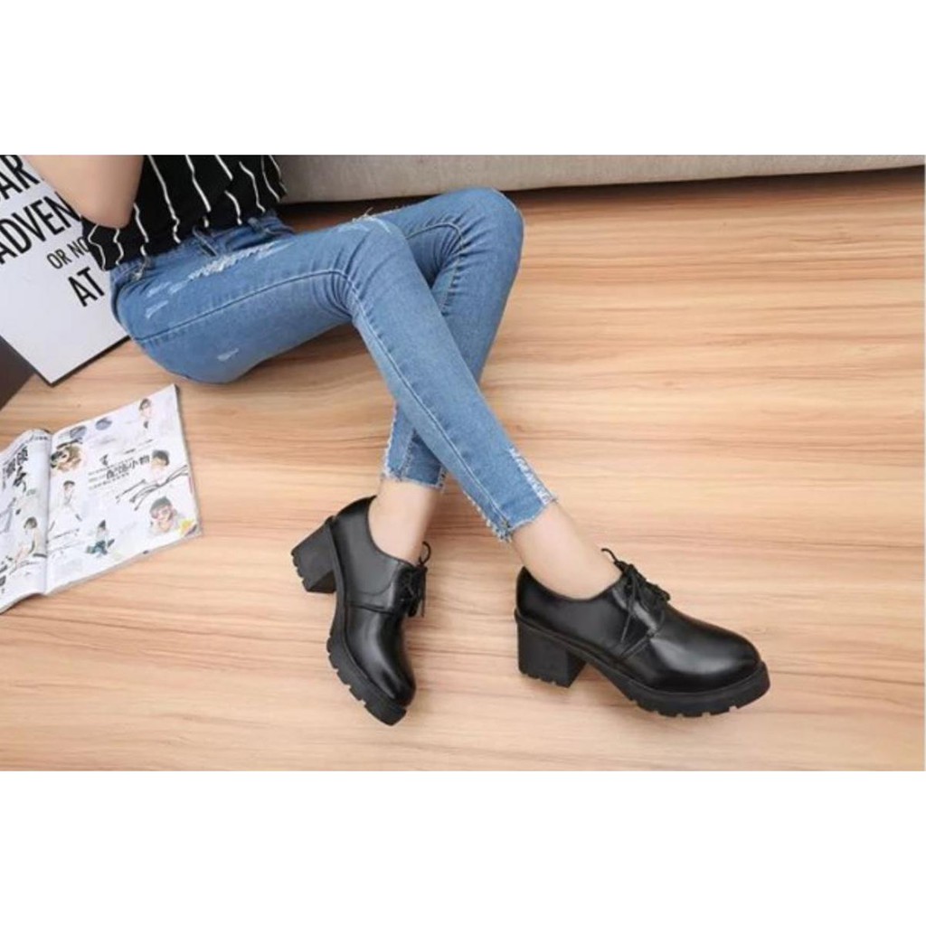 ภาพหน้าปกสินค้าพร้อมส่ง QUILLA รองเท้าแฟชั่น รองเท้าหนัง Platform Leather Women Boots Women Shoes จากร้าน pafhundissuon บน Shopee