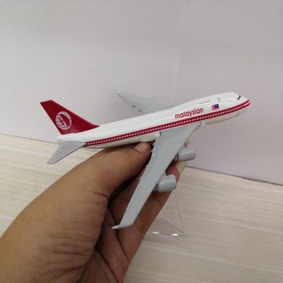 โมเดลเครื่องบิน AIRBUS A380 ทำจากเหล็ก สัดส่วน 1:400 ประตู(MALAYSIA RED)