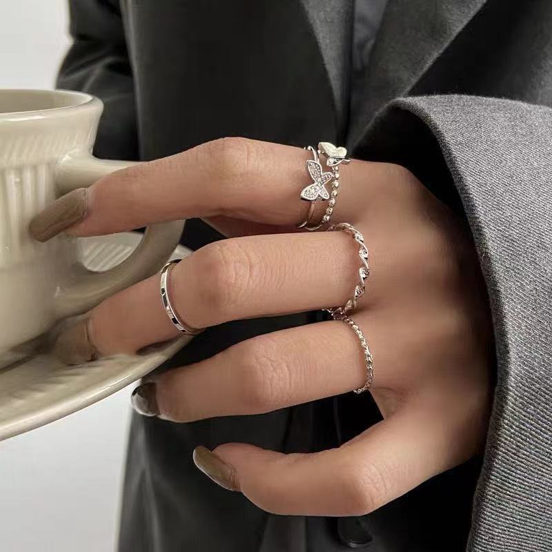 ภาพหน้าปกสินค้าแหวนเซ็ท 4 วง รูปผีเสื้อ รูปเกลียว แบบเรียบ แหวน แหวนเงิน เครื่องประดับ สำหรับผู้หญิง สไตล์เกาหลี R38