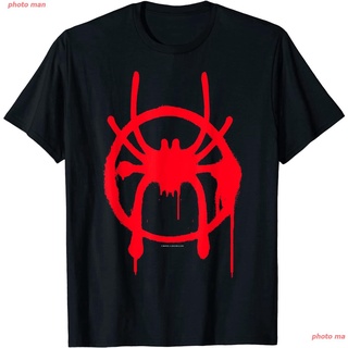 สไปเดอร์แมน เสื้อคู่รัก Spider-Man เสื้อยืด สไปเดอร์-แมน Spider-Man Spiderverse Miles Symbol Tag T-Shirt คู่เสื้อยืดอินเ