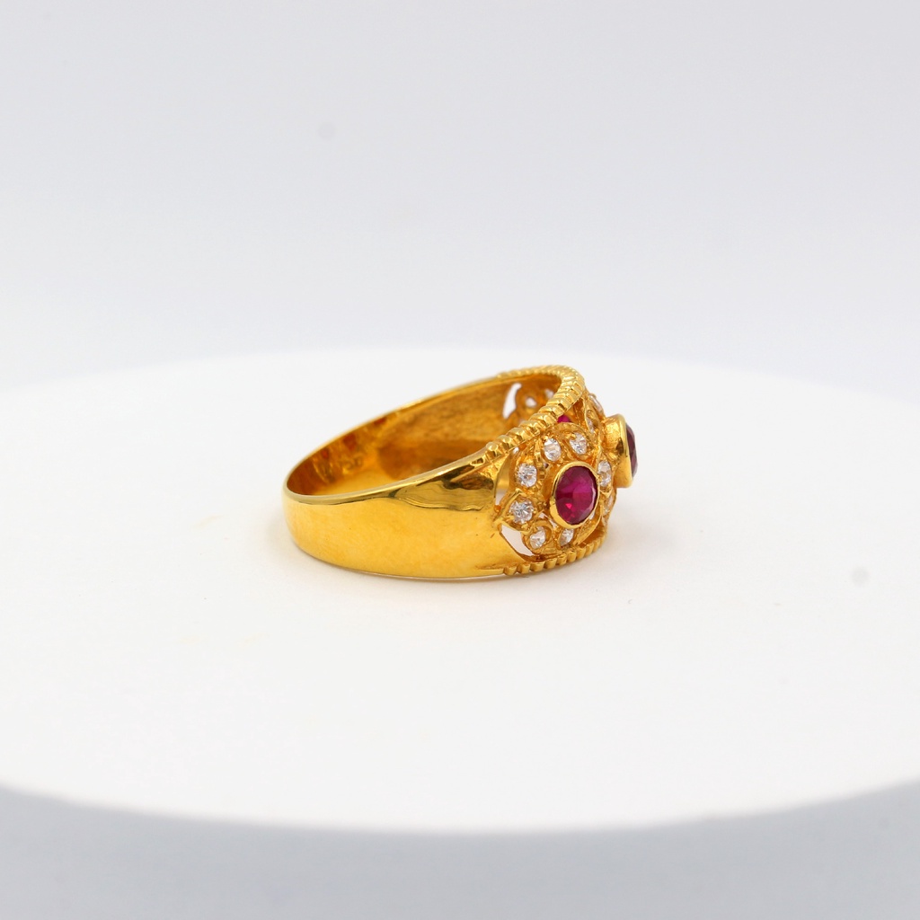 แหวนทองแท้-size-56-แหวนพลอยแฟนซีสีแดง-ฉลุกลีบดอกฝังพลอยขาว