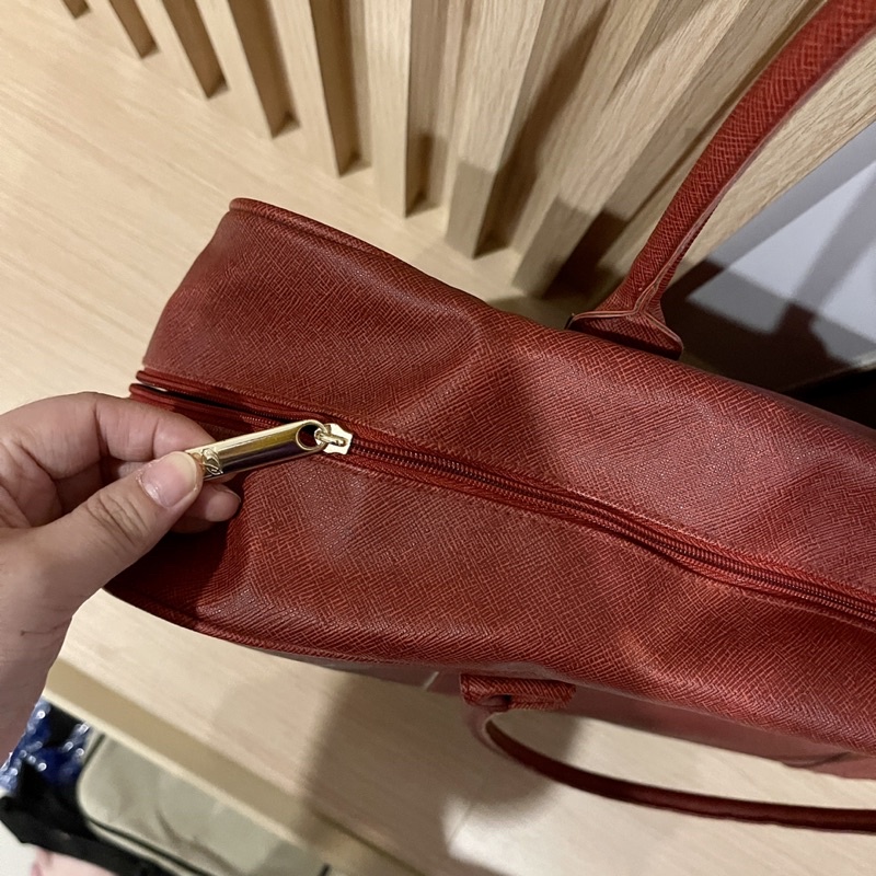 ของใหม่-กระเป๋าเดินทางแบบถือ-travel-bag-กระเป๋าเดินทางใบใหญ่-กระเป๋าสีแดงอะไหล่ทอง