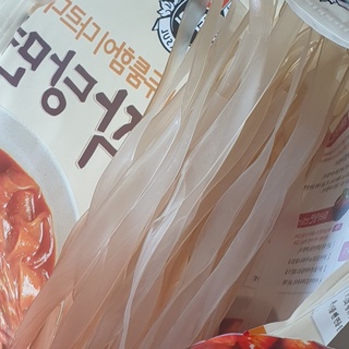 ภาพขนาดย่อของภาพหน้าปกสินค้า))พร้อมส่งจากไทย))เส้นเกาหลี วุ้นเส้นเกาหลี(เส้นแบน) 화미랑면 납작당면 Hwami Glass Noodle 300g จากร้าน koreanfinfin บน Shopee ภาพที่ 1