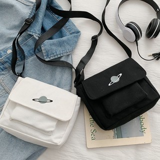 สินค้า 🔴((พร้อมส่ง))🔴กระเป๋าสะพาย  กระเป๋าผ้าแคนวาส กระเป๋าMessenger 2สี สีขาว สีดำ  กระเป๋าสะพายข้าง วินเทจ แฟชั่น