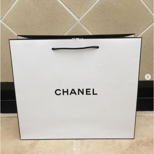 ถุงกระดาษ-ถุง-แบรนด์-chanel-ของแท้-แน่นอน-ใบใหญ่-มาจาก-shop-ถุงชาแนล-ของส่วนตัว-ถุงสีขาว-พร้อมลาย-ถุงเครื่องสำอาง