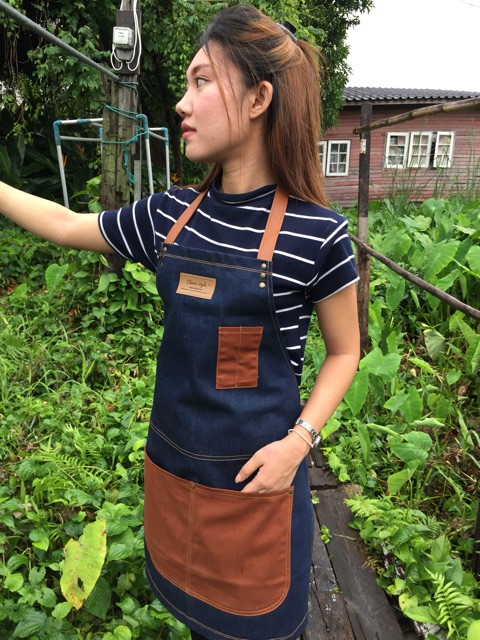 ผ้ากันเปื้อนยีนส์กระเป๋าทูโทนสายหนังคล้องคอ