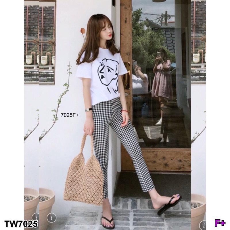 tw7025-set-2ชิ้น-เสื้อยืด-คอกลมสีขาวพื้นเรียบ-สกรีนตรงหน้าอก-ผ้าคอตตอน-มาพร้อมกับกางเกงขายาวลายสก๊อต-รอบเอวยืดสม้อคหลัง