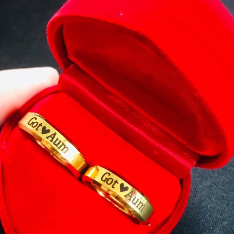 ภาพหน้าปกสินค้าแหวนเลสแท้นำเข้าสีทองตัดขอบสลักชื่อ(แจ้งคำสลัก ก่อนกดสั่งซื้อค่ะ) จากร้าน zee_handmade บน Shopee