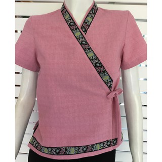 สินค้า 126PPB เสื้อป้ายผ้าฝ้ายผูกข้่างแต่งริบบิ้นสีชมพูกะปิ (pink) เสื้อสปา ชุดสปา นวดแผนไทย สปายูนิฟอร์ม