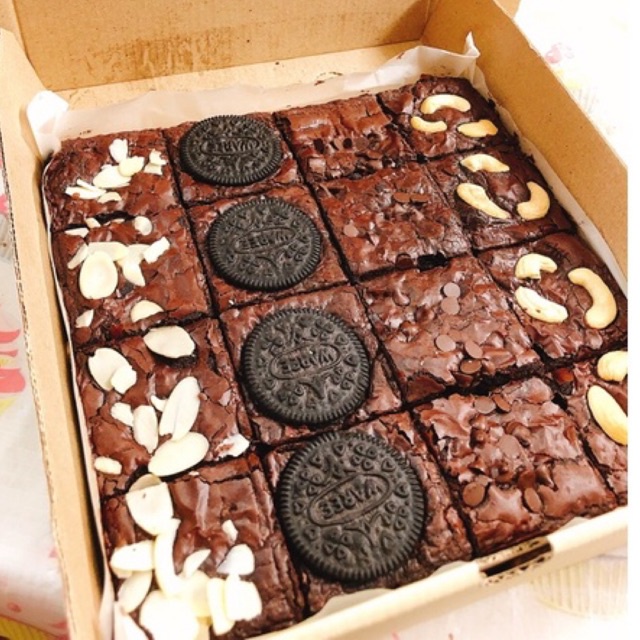 ภาพหน้าปกสินค้าบราวนี่ Brownie ดาร์คช็อก /ชาเขียว เข้มข้น (พรีออเดอร์) ช็อคแท้ เนยสดแท้ 1 ถาด 16 ชิ้น จากร้าน be_my_cake บน Shopee