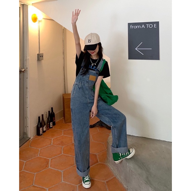 many-jeans-overalls-เอี๊ยมกางเกงยีนส์ขายาว-รุ่นนี้ด้านหน้าดีไซน์เก๋ที่กระเป๋ากลางอกพร้อมส่ง