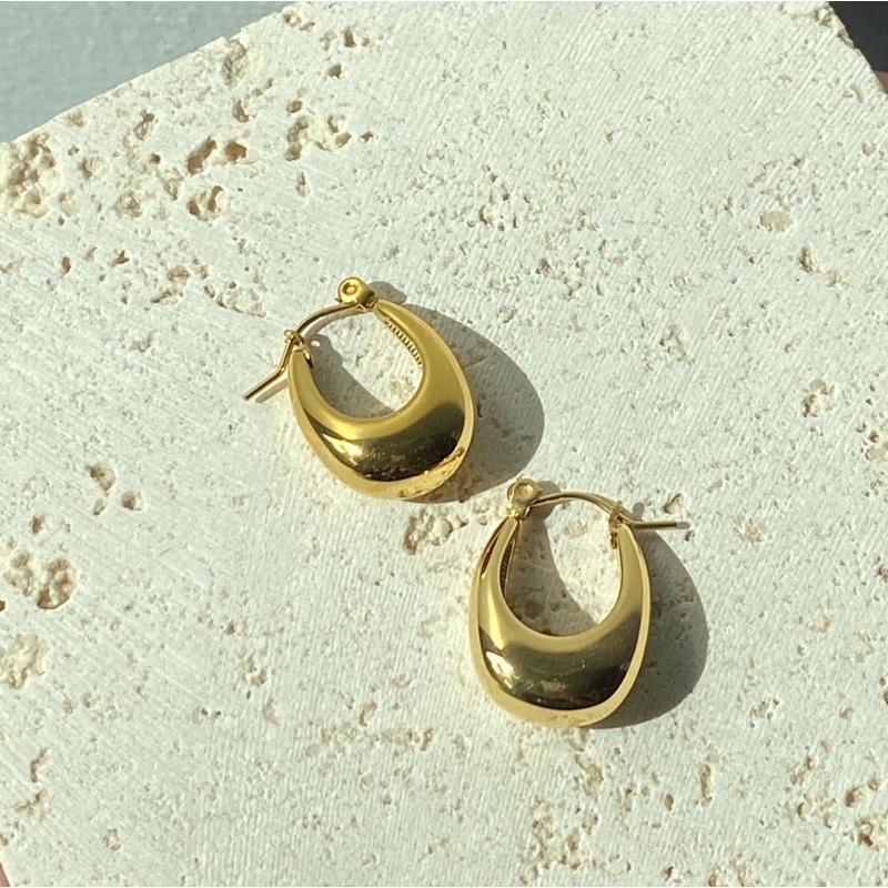 ภาพหน้าปกสินค้าimean.store - Gorgeous gold hoops with titanium  ต่างหูห่วงงานไทเทเนี่ยมสีทอง 2 cm