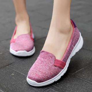 ภาพหน้าปกสินค้ารองเท้าไซส์ใหญ่ size35~42 รองเท้าลำลองสตรี รองเท้าคัทชูผู้หญิง รองเท้าใส่นุ่มๆ flat slip on shoes ที่เกี่ยวข้อง