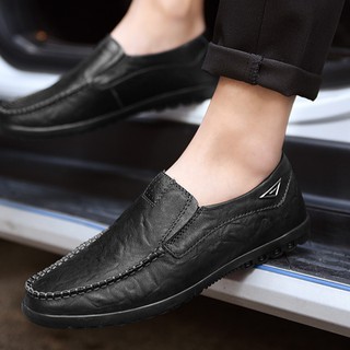 ภาพขนาดย่อของภาพหน้าปกสินค้าmen loafer แฟชั่นรองเท้าหนังสบาย ๆ ของผู้ชาย จากร้าน miiun_th บน Shopee