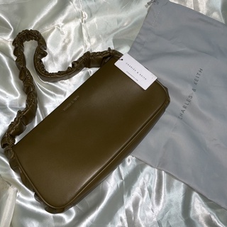 กระเป๋า charles &amp; keith มือสองสภาพดีสภาพเหมือนใหม่สีเขียว