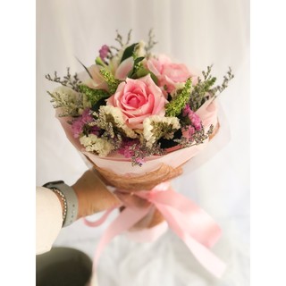 ภาพหน้าปกสินค้าRp 🌹 ช่อบูเก้ 🌹ช่อเจ้าสาว[จัดส่ง 1-2วัน] ช่อดอกกุหลาบ ช่อดอกไม้ปัจฉิม ช่อรับปริญญา(เปลี่ยนดอกไม้เปลี่ยนกระดาษทักได้คะ) ที่เกี่ยวข้อง
