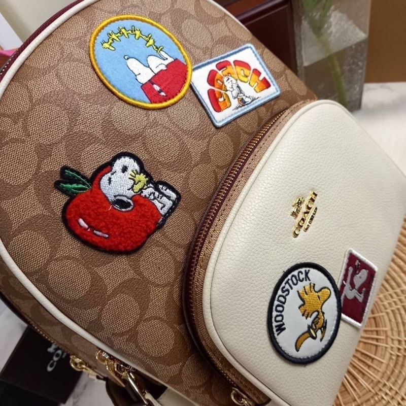 coach-x-peanuts-court-backpack-in-signature-canvas-with-varsity-patches