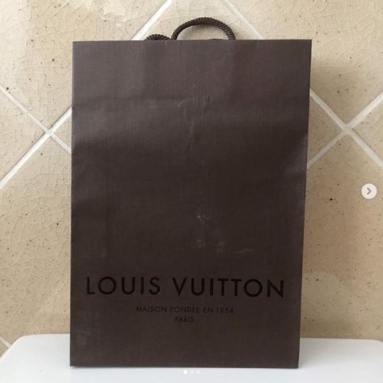ถุงกระดาษ-แบรนด์-louis-vuitton-รุ่นสีน้ำตาล-ของแท้-แน่นอน-ลายสวยมาก-ด้านข้างถุงก็เป็นลายอย่างดี-สีสวย-มาจาก-shop