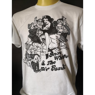 เสื้อวงนำเข้า Seditionaries Snow White &amp; The Sir Punks Sex Pistols Anarchy Anti-Hero Punk Rock Style Vintage Gildan T-Sh