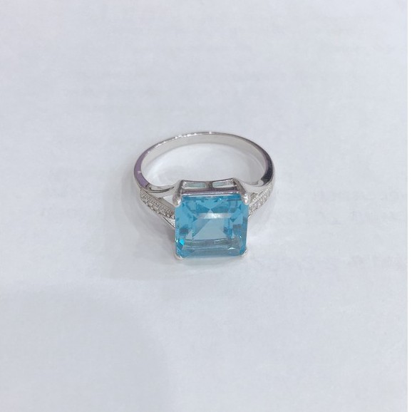 แหวนพลอยโทแพซสีฟ้าสด-swiss-blue-topaz-ตัวเรือนเงินแท้-92-5-na427sbt