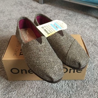 สินค้า 🍒แท้💯 Toms รองเท้าผ้าใบลําลอง ส้นแบน ลายทาง สีฟ้า สําหรับผู้ชาย ผู้หญิง