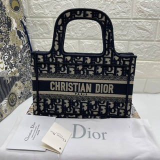 Dior mini booktote Grade vip Size 23 cm  อปก.ถุงผ้า ถุงกระดาษ การ์ด