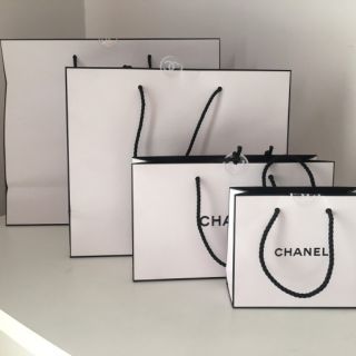 ภาพหน้าปกสินค้าถุงกระดาษ CHANEL ของแท้ พร้อมส่ง ที่เกี่ยวข้อง