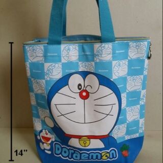 กระเป๋าถือ (หนัง PU) มีซิป มีผ้าซับใน ลาย โดราเอม่อน Doraemon ขนาด 14x14x5 นิ้ว